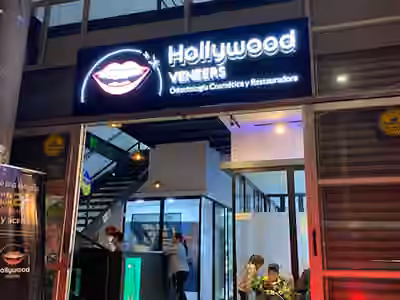 Hollywood Veneers | Odontología Cosmética y Restauradora | Prótesis Dentales | Diseño de Sonrisa | Implantes
