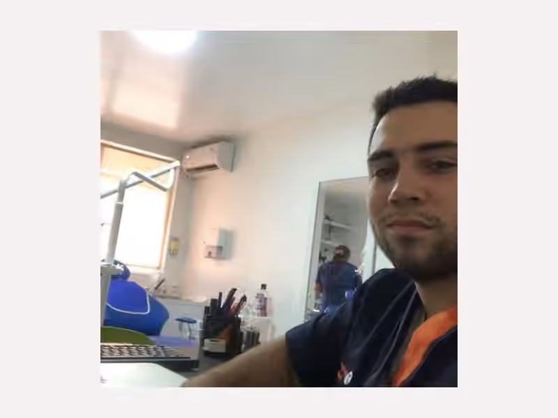 Dr. Jhoan Felipe León Correa, Odontólogo